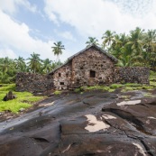 Guyane. Vestiges du bagne. Iles du salut. Ile du diable : vue sur la maison cellule prison ayant heberge Alfred Dreyfus.  Vestiges.  Interieur et exterieur.