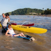 En Guyane, premiere ocean race : course en mer. Toutes les embarcations a pagaie sont de la partie : canoes, kayaks, pirogues, va'a, paddles... Participation exceptionnelle de l'equipe de France paralympique de canoe kayak. Course elite, course de jeunes.