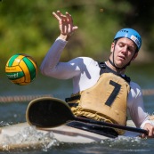 Kayak polo sur le lac saccharin pres du Rorota en Guyane Francaise (Remire Montjoly). Sport d'equipes avec ballon en Kayak. En exterieur. Terrain. Entrainement avec Franck Besson, champion du monde de la discipline.