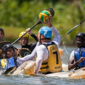 Kayak polo sur le lac saccharin pres du Rorota en Guyane Francaise (Remire Montjoly). Sport d'equipes avec ballon en Kayak. En exterieur. Terrain. Entrainement avec Franck Besson, champion du monde de la discipline.