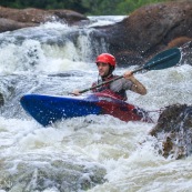 Kayak. Passage de rapide en Guyane. Saut.