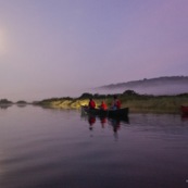 Marais de Kaw en Guyane au leve du soleil. En canoe et en kayaks. Lune en arriere plan.