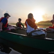 Marais de Kaw en Guyane au leve du soleil. En canoe et en kayaks. Enfants, famille.