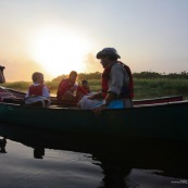Marais de Kaw en Guyane au leve du soleil. En canoe et en kayaks. Enfants, famille. Observation avec des jumelles. Tourisme.