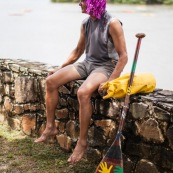 Course de pirogue en Guyane a Montsinery tonnegrande. P12 et P4 (12 places et 4 places). Organise par le club de canoe kayak et pirogue de Cayenne (ASPAG). Deguisements des equipages.