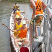 Course de pirogue en Guyane a Montsinery tonnegrande. P12 et P4 (12 places et 4 places). Organise par le club de canoe kayak et pirogue de Cayenne (ASPAG). Deguisements des equipages.