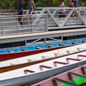 Course de pirogue en Guyane a Montsinery tonnegrande. P12 et P4 (12 places et 4 places). Organise par le club de canoe kayak et pirogue de Cayenne (ASPAG). Deguisements des equipages.