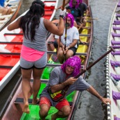 Course de pirogue en Guyane a Montsinery tonnegrande. P12 et P4 (12 places et 4 places). Organise par le club de canoe kayak et pirogue de Cayenne (ASPAG). Deguisements des equipages.