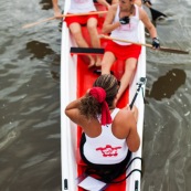 Course de pirogue en Guyane a Montsinery tonnegrande. P12 et P4 (12 places et 4 places). Organise par le club de canoe kayak et pirogue de Cayenne (ASPAG). Deguisements des equipages.