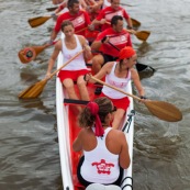 Course de pirogue en Guyane a Montsinery tonnegrande. P12 et P4 (12 places et 4 places). Organise par le club de canoe kayak et pirogue de Cayenne (ASPAG). Deguisements des equipages.