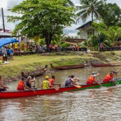 Course de pirogue en Guyane a Montsinery tonnegrande. P12 et P4 (12 places et 4 places). Organise par le club de canoe kayak et pirogue de Cayenne (ASPAG). Deguisements des equipages.