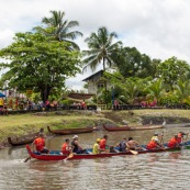 Course de pirogue en Guyane a Montsinery tonnegrande. P12 et P4 (12 places et 4 places). Organise par le club de canoe kayak et pirogue de Cayenne (ASPAG). Deguisements des equipages.