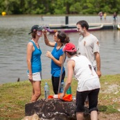 Course de pirogue en Guyane a Montsinery tonnegrande. P12 et P4 (12 places et 4 places). Organise par le club de canoe kayak et pirogue de Cayenne (ASPAG). Deguisements des equipages.