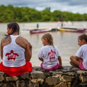 Course de pirogue en Guyane a Montsinery tonnegrande. P12 et P4 (12 places et 4 places). Organise par le club de canoe kayak et pirogue de Cayenne (ASPAG). Deguisements des equipages.