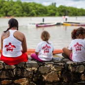 Course de pirogue en Guyane a Montsinery tonnegrande. P12 et P4 (12 places et 4 places). Organise par le club de canoe kayak et pirogue de Cayenne (ASPAG). Deguisements des equipages.