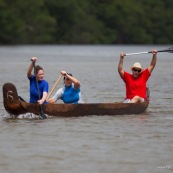 Course de pirogue en Guyane a Montsinery tonnegrande. P12 et P4 (12 places et 4 places). Organise par le club de canoe kayak et pirogue de Cayenne (ASPAG). Deguisements des equipages.