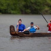 Course de pirogue en Guyane a Montsinery tonnegrande. P12 et P4 (12 places et 4 places). Organise par le club de canoe kayak et pirogue de Cayenne (ASPAG). Deguisements des equipages.