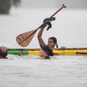 Course de pirogue en Guyane a Montsinery tonnegrande. P12 et P4 (12 places et 4 places). Organise par le club de canoe kayak et pirogue de Cayenne (ASPAG). Deguisements des equipages.