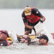 Course de pirogue en Guyane a Montsinery tonnegrande. P12 et P4 (12 places et 4 places). Organise par le club de canoe kayak et pirogue de Cayenne (ASPAG). Deguisements des equipages.