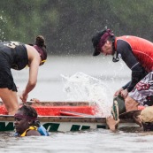 Course de pirogue en Guyane a Montsinery tonnegrande. P12 et P4 (12 places et 4 places). Organise par le club de canoe kayak et pirogue de Cayenne (ASPAG). Deguisements des equipages.