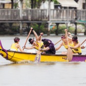 Course de pirogue en Guyane a Montsinery tonnegrande. P12 et P4 (12 places et 4 places). Organise par le club de canoe kayak et pirogue de Cayenne (ASPAG). Deguisements des equipages.