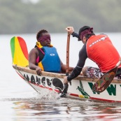 Course de pirogue en Guyane a Montsinery tonnegrande. P12 et P4 (12 places et 4 places). Organise par le club de canoe kayak et pirogue de Cayenne (ASPAG). Deguisements des equipages.