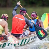 Course de pirogue en Guyane a Montsinery tonnegrande. P12 et P4 (12 places et 4 places). Organise par le club de canoe kayak et pirogue de Cayenne (ASPAG). Deguisements des equipages.