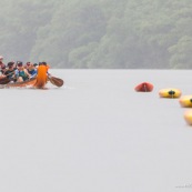 Course de pirogue en Guyane a Montsinery tonnegrande. P12 et P4 (12 places et 4 places). Organise par le club de canoe kayak et pirogue de Cayenne (ASPAG). Deguisements des equipages.