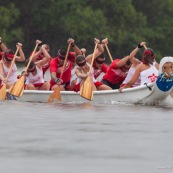 Course de pirogue en Guyane a Montsinery tonnegrande. P12 et P4 (12 places et 4 places). Organise par le club de canoe kayak et pirogue de Cayenne (ASPAG). Deguisements des equipages.