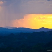 Coucher de soleil depuis une savane roche en Guyane, dans le parc amazonien de Guyane.  Vue sur la canopee. Inselberg.