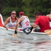 Course de pirogue en Guyane a Montsinery tonnegrande. P12 et P4 (12 places et 4 places). Organise par le club de canoe kayak et pirogue de Cayenne (ASPAG). Deguisements des equipages.