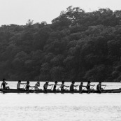 Course de pirogue en Guyane a Montsinery tonnegrande. P12 et P4 (12 places et 4 places). Organise par le club de canoe kayak et pirogue de Cayenne (ASPAG). Deguisements des equipages.