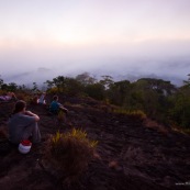 Coucher de soleil depuis une savane roche en Guyane, dans le parc amazonien de Guyane.  Vue sur la canopee. Inselberg. Groupe de touristes en expedition.