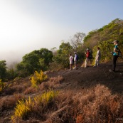 Au levé du jour depuis une savane roche en Guyane, dans le parc amazonien de Guyane. Inselberg. Groupe de touristes en expedition.