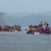 Course de pirogue en Guyane a Montsinery tonnegrande. P12 et P4 (12 places et 4 places). Organise par le club de canoe kayak et pirogue de Cayenne (ASPAG). Deguisements des equipages.