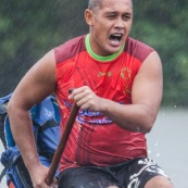 Course de pirogue en Guyane a Montsinery tonnegrande. P12 et P4 (12 places et 4 places). Organise par le club de canoe kayak et pirogue de Cayenne (ASPAG). Deguisements des equipages.