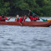 Course de pirogue en Guyane a Montsinery tonnegrande. P12 et P4 (12 places et 4 places). Organise par le club de canoe kayak et pirogue de Cayenne (ASPAG). Deguisements des equipages.