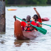 Course de pirogue en Guyane a Montsinery tonnegrande. P12 et P4 (12 places et 4 places). Organise par le club de canoe kayak et pirogue de Cayenne (ASPAG). Deguisements des equipages.