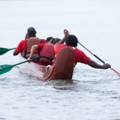 Course de pirogue en Guyane a Montsinery tonnegrande. P12 et P4 (12 places et 4 places). Organise par le club de canoe kayak et pirogue de Cayenne (ASPAG). Deguisements des equipages.