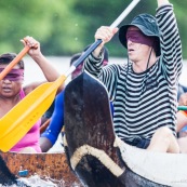 Course de pirogue en Guyane a Montsinery tonnegrande. P12 et P4 (12 places et 4 places). Organise par le club de canoe kayak et pirogue de Cayenne (ASPAG). Deguisements des equipages.