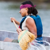 Course de pirogue en Guyane a Montsinery tonnegrande. P12 et P4 (12 places et 4 places). Organise par le club de canoe kayak et pirogue de Cayenne (ASPAG). Deguisements des equipages.