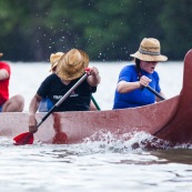 Course de pirogue en Guyane a Montsinery tonnegrande. P12 et P4 (12 places et 4 places). Organise par le club de canoe kayak et pirogue de Cayenne (ASPAG). Deguisements des equipages.