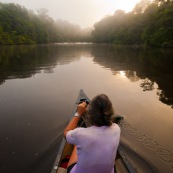 Canoe le matin au lever du soleil. Sur la riviere Anotai au Bresil depuis la Guyane. Foret tropicale amazonienne.
