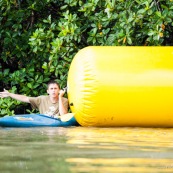 Course de pirogue en Guyane a Montsinery tonnegrande. P12 et P4 (12 places et 4 places). Organise par le club de canoe kayak et pirogue de Cayenne (ASPAG). Deguisements des equipages.