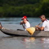 Course de pirogue en Guyane a Montsinery tonnegrande. P12 et P4 (12 places et 4 places). Organise par le club de canoe kayak et pirogue de Cayenne (ASPAG). Deguisements des equipages.