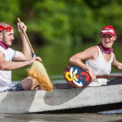 Course de pirogue en Guyane a Montsinery tonnegrande. P12 et P4 (12 places et 4 places). Organise par le club de canoe kayak et pirogue de Cayenne (ASPAG). Deguisements des equipages.