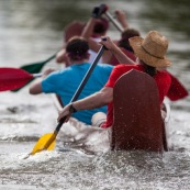 Course de pirogue en Guyane a Montsinery tonnegrande. P12 et P4 (12 places et 4 places). Organise par le club de canoe kayak et pirogue de Cayenne (ASPAG). Deguisements des equipages.