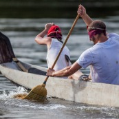 Course de pirogue en Guyane a Montsinery tonnegrande. P12 et P4 (12 places et 4 places). Organise par le club de canoe kayak et pirogue de Cayenne (ASPAG). Deguisements des equipages.