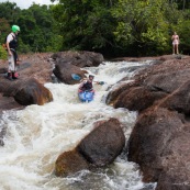 Kayak. Passage de rapides en Guyane. Saut.