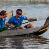 Course de pirogue en Guyane a Montsinery tonnegrande. P12 et P4 (12 places et 4 places). Organise par le club de canoe kayak et pirogue de Cayenne (ASPAG). Deguisements des equipages.